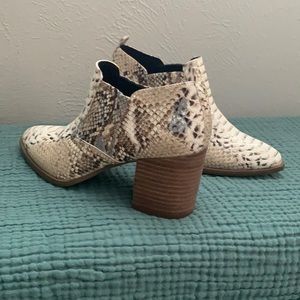 Gorgeous Report Snake Skin Booties-WMS 7.5